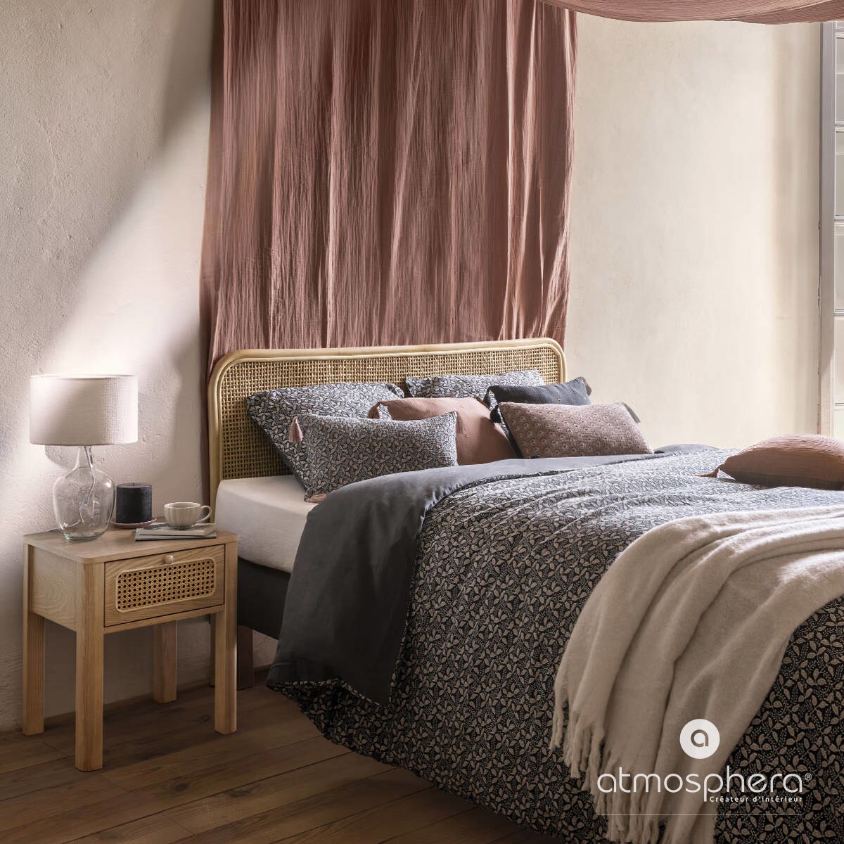 Lampa stołowa z podstawą z przezroczystego szkła, 43,5 cm