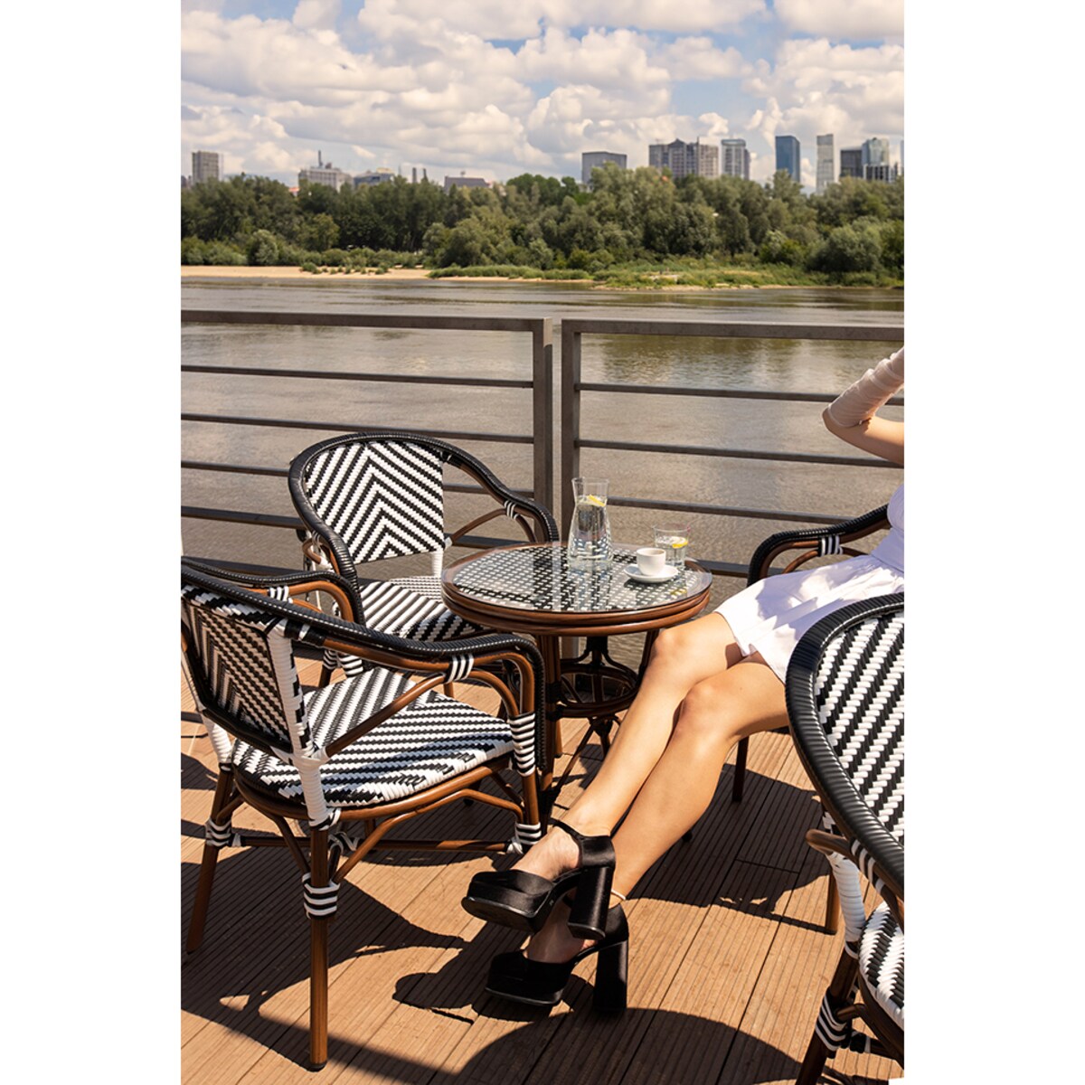 Zestaw 4 Krzeseł ogrodowych CAFE AZURE biały czarny technoratan