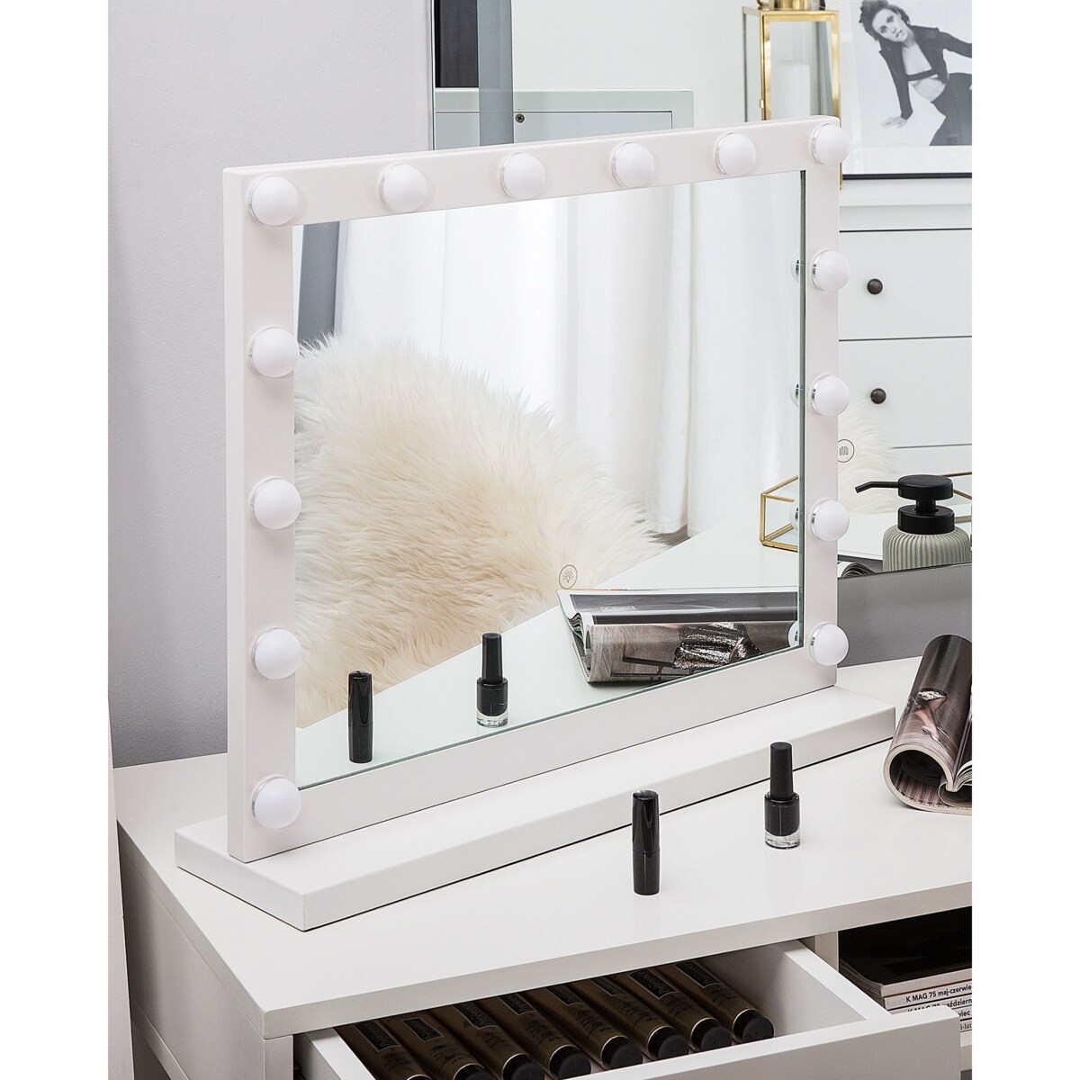 Metalowe lustro do makijażu stojące LED 50 x 60 cm białe BEAUVOIR