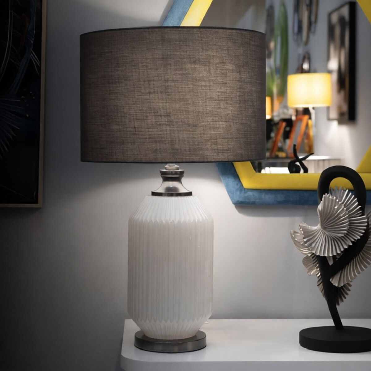 Lampa stołowa Brighty, kolor biały i szary, szkło i żelazo, 37,5 x 37,5 x 65 cm, 1 x E27, styl nowoczesny, do salonu i sypialni, Mauro Ferretti