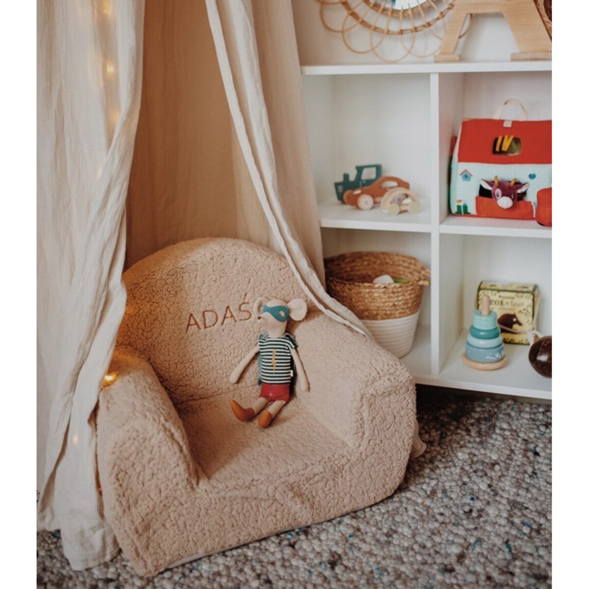 Futrzany fotelik dla dziecka z haftowanym imieniem beż