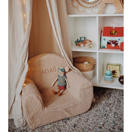 Futrzany fotelik dla dziecka z haftowanym imieniem beż