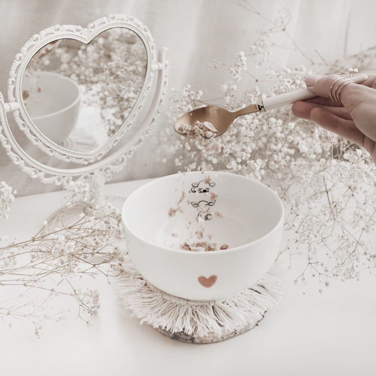 Biała miska porcelanowa - motyw trzech małych piesków ze złotym sercem dla miłośników psów na urodziny