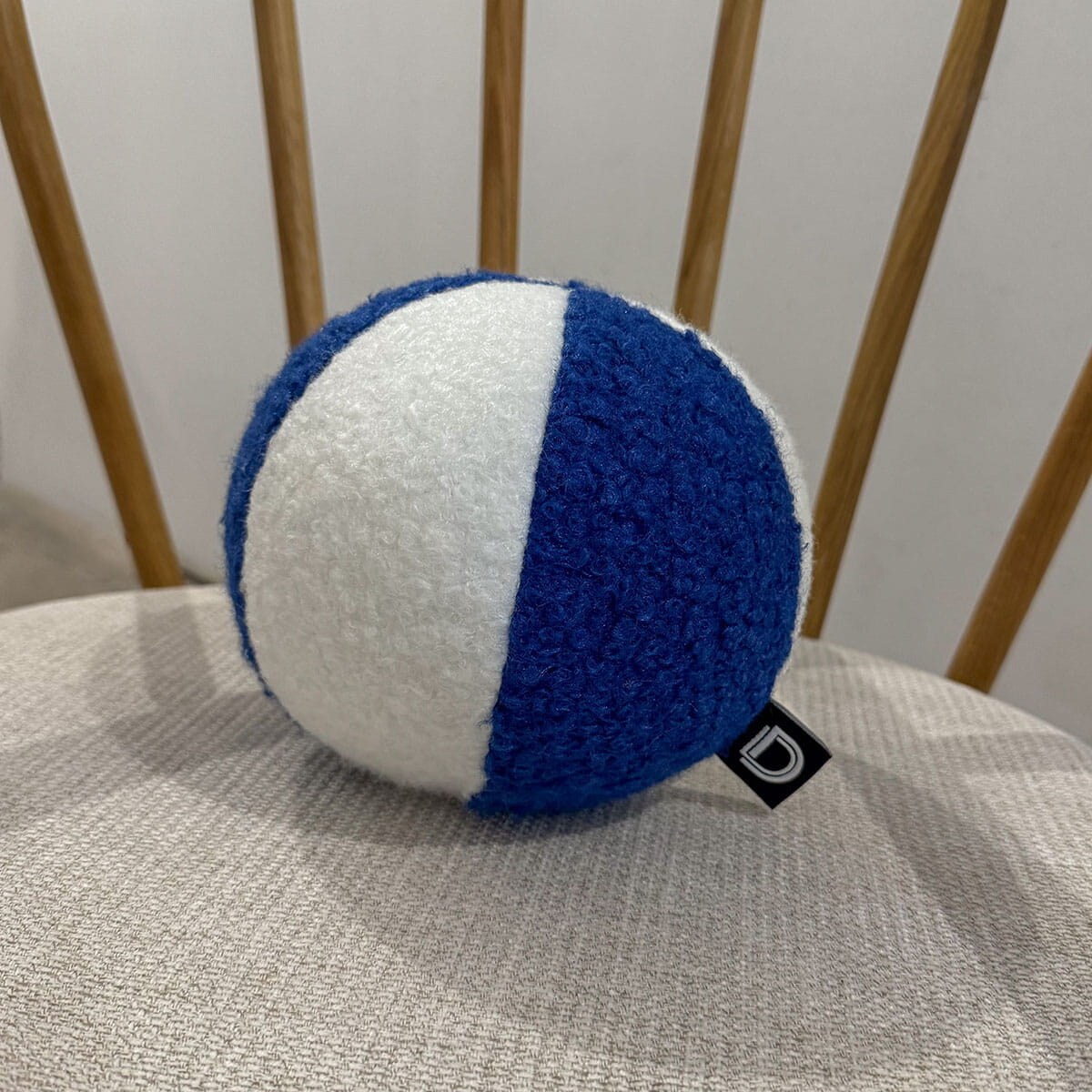 Poduszka SOFT LOOP | biało - chabrowa mała kula