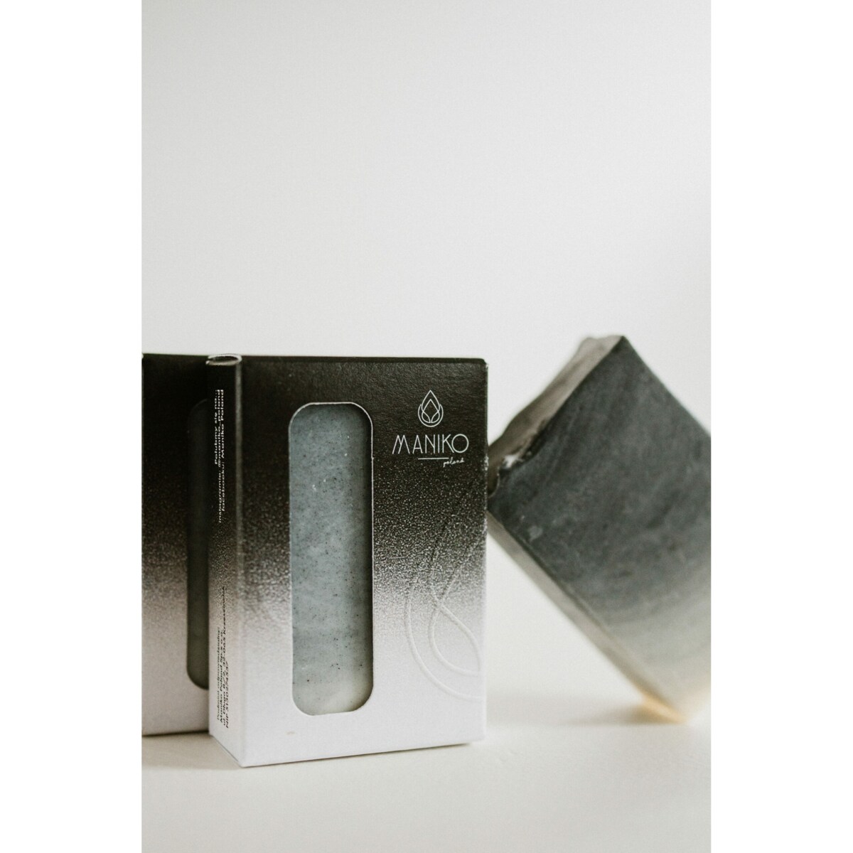 Oczyszczające naturalne mydło z węglem aktywnym - Detoxifying natural soap with activated charcoal