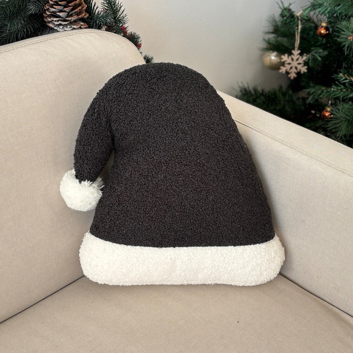 Poduszka w kształcie czapki Mikołaja czarna boucle
