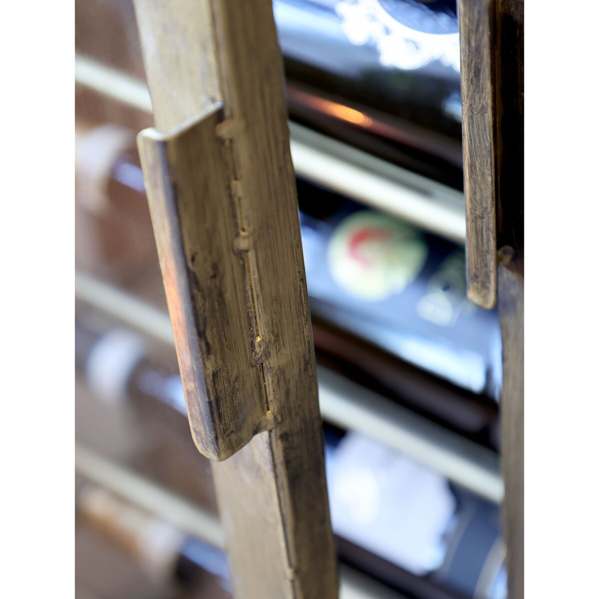 Witryna metalowa na butelki wina, mosiężna, postarzana 194x77x22 cm