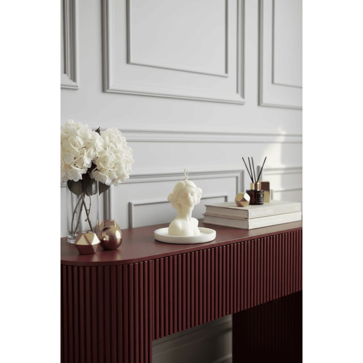 Świeca sojowa Clara – kobieca rzeźba z kwiatami z naturalnego, bezzapachowego wosku