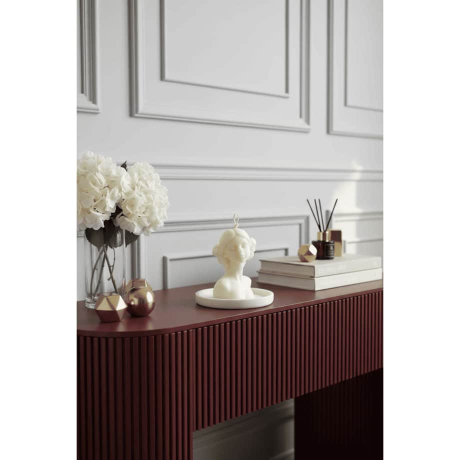 Świeca sojowa Clara – kobieca rzeźba z kwiatami z naturalnego, bezzapachowego wosku