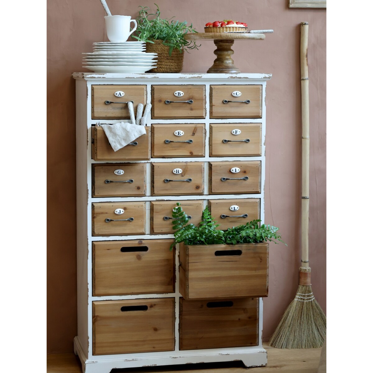 Komoda drewniana postarzana z szufladami