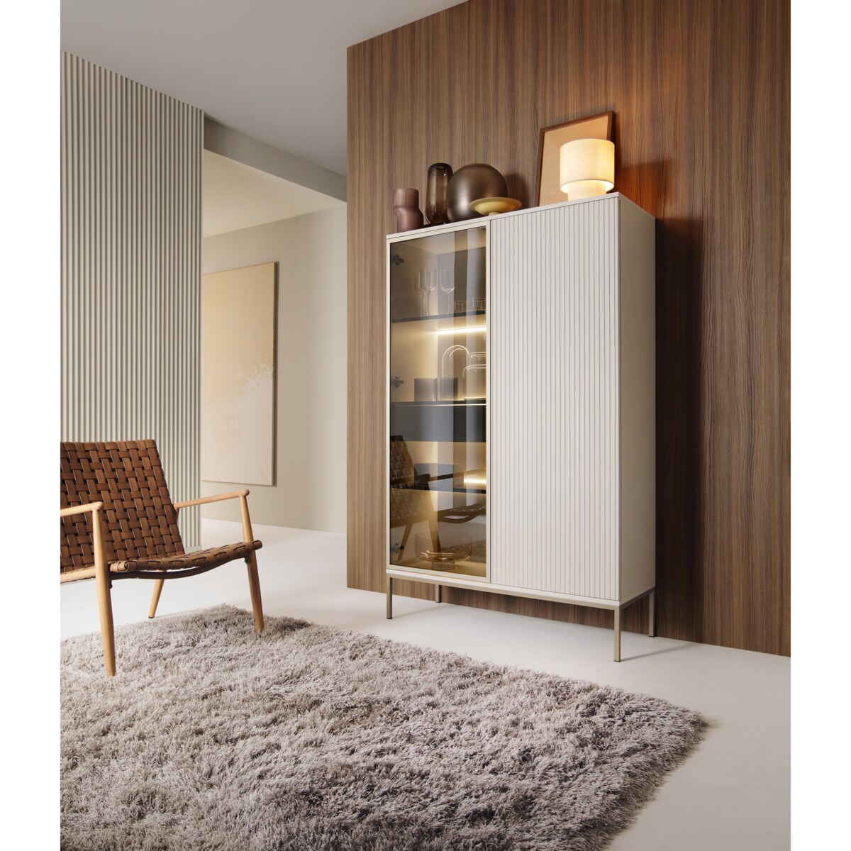 SANTI Wysoka witryna z lamelami w kolorze kaszmir