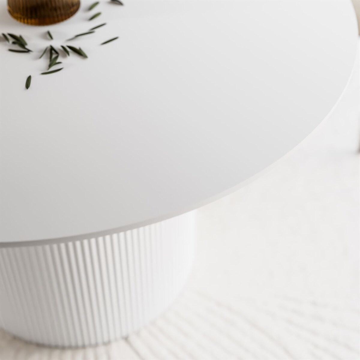 Okrągły stół do jadalni OVI z ryflowaną podstawą, biały