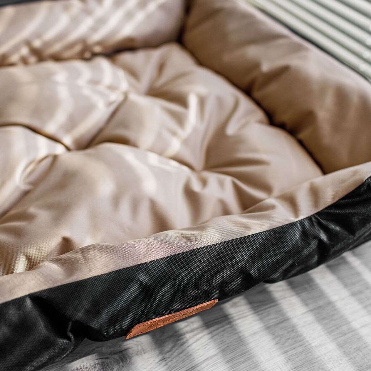 Animood Legowisko pikowane Milo rozmiar: uniwersalny, kolor: beżowy/czarny, materiał:kodura/wigofil