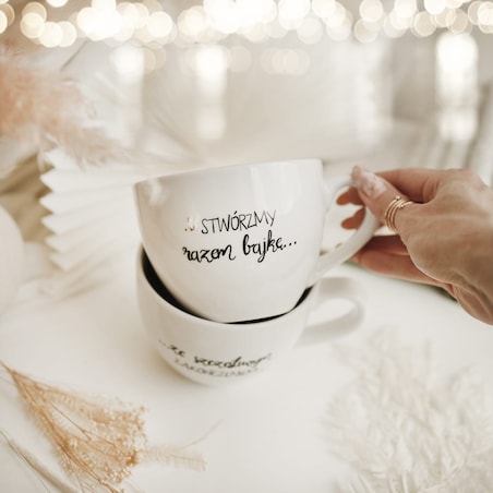 Zestaw 2 białych kubków porcelanowych 500 ml - motyw złotych gwiazdek i napisu stwórzmy razem bajkę ze szczęśliwym zakończeniem dla nowożeńców na ślub