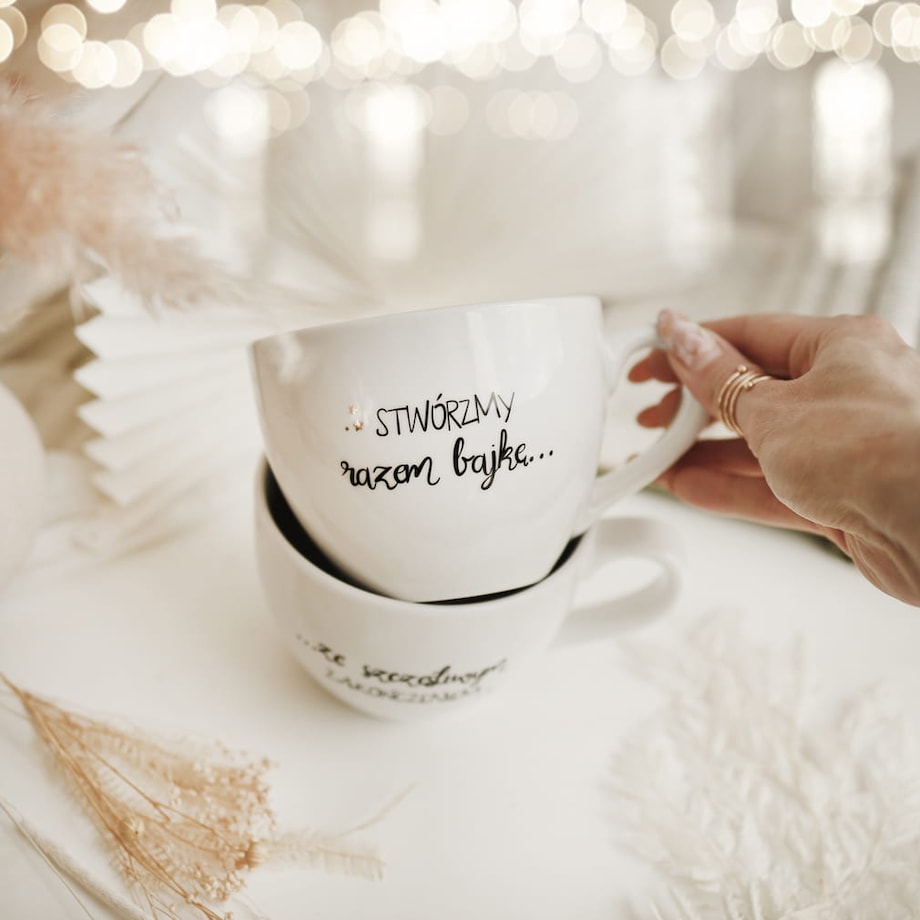 Zestaw 2 białych kubków porcelanowych 500 ml - motyw złotych gwiazdek i napisu stwórzmy razem bajkę ze szczęśliwym zakończeniem dla nowożeńców na ślub