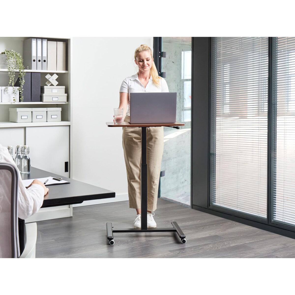 Regulowany stolik pod laptopa ACADEMIA 65 cm 48 cm z kółkami Ciemnobrązowy