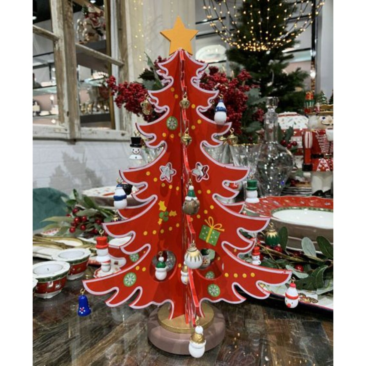 Drewniana choinka z zawieszkami czerwona, 25.8 x 31.2 x 3.5 cm, Timstor