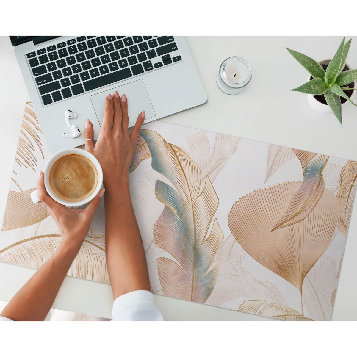 Beżowa mata na biurko Delikatne liście, 90x45 cm