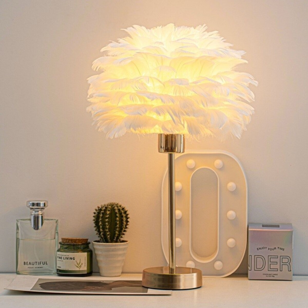 Elegancka lampa nocna stołowa z kloszem z białych piór ściemniacz 3 kolory świecenia USB OZD12
