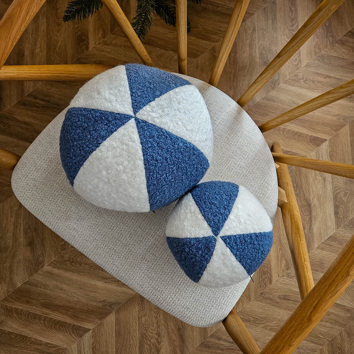 Poduszka SOFT LOOP | biało - niebieska kula