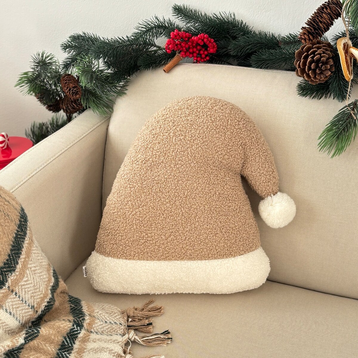 Poduszka w kształcie czapki Mikołaja beżowa boucle