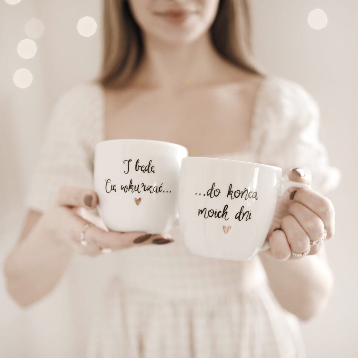 Zestaw 2 białych kubków porcelanowych 300 ml - motyw złotego serca dla pary na rocznicę
