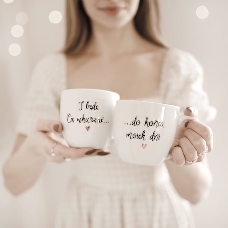 Zestaw 2 białych kubków porcelanowych 300 ml - motyw złotego serca dla pary na rocznicę
