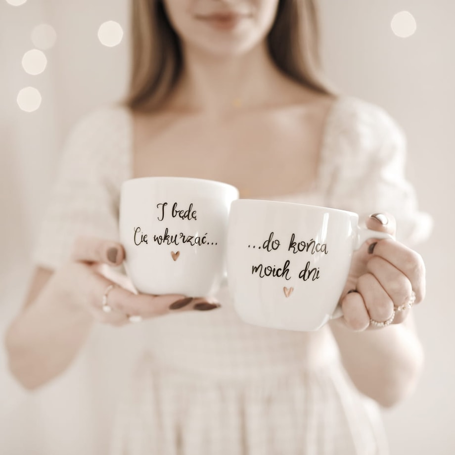 Zestaw 2 białych kubków porcelanowych 300 ml - motyw złotego serca dla pary na rocznicę
