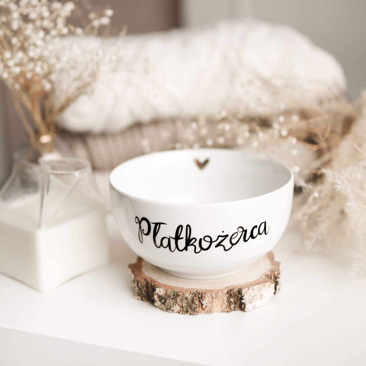 Biała miska porcelanowa - motyw złotego serca i napisu płatkożerca dla miłośnika śniadań na urodziny
