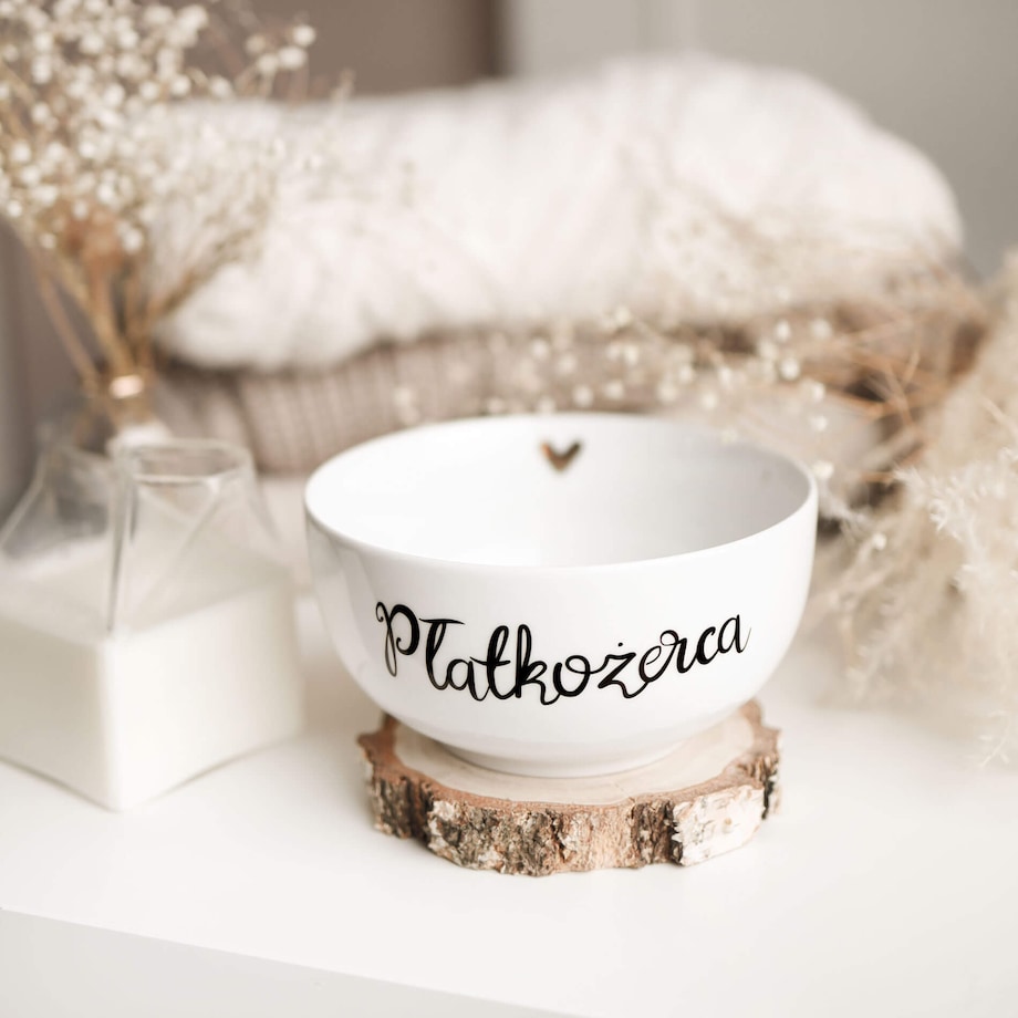 Biała miska porcelanowa - motyw złotego serca i napisu płatkożerca dla miłośnika śniadań na urodziny