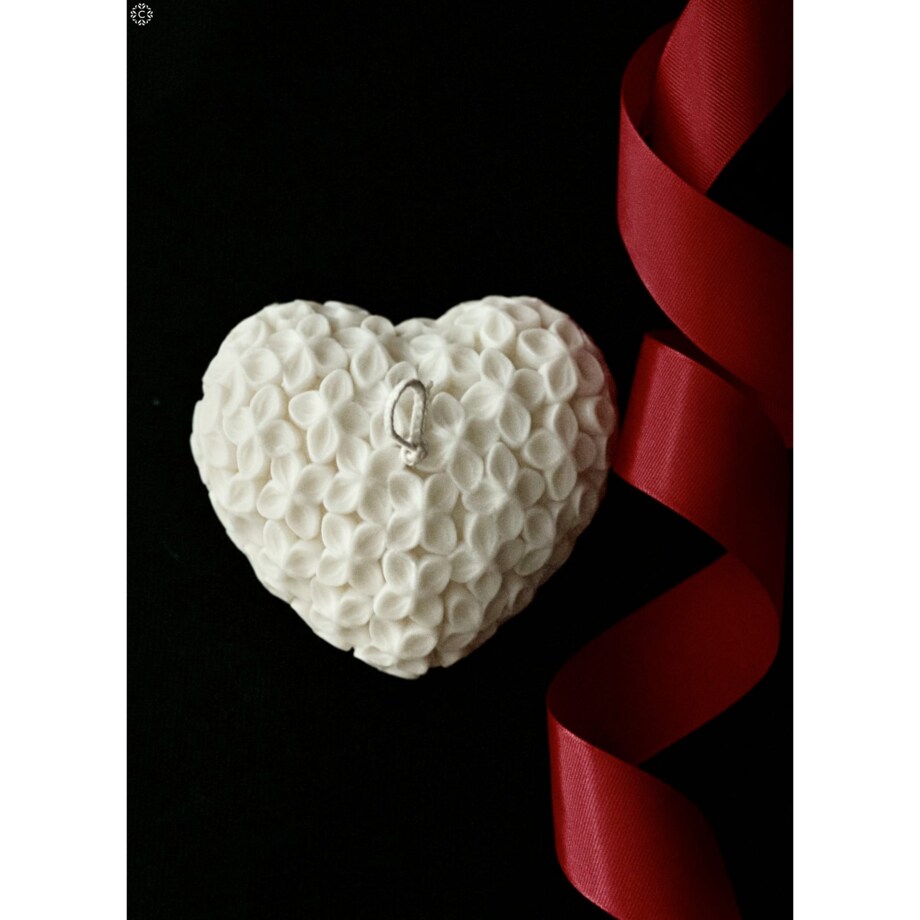 Świeca sojowa ozdobna Floral Heart na Walentynki w pudełku prezentowym czerwonym