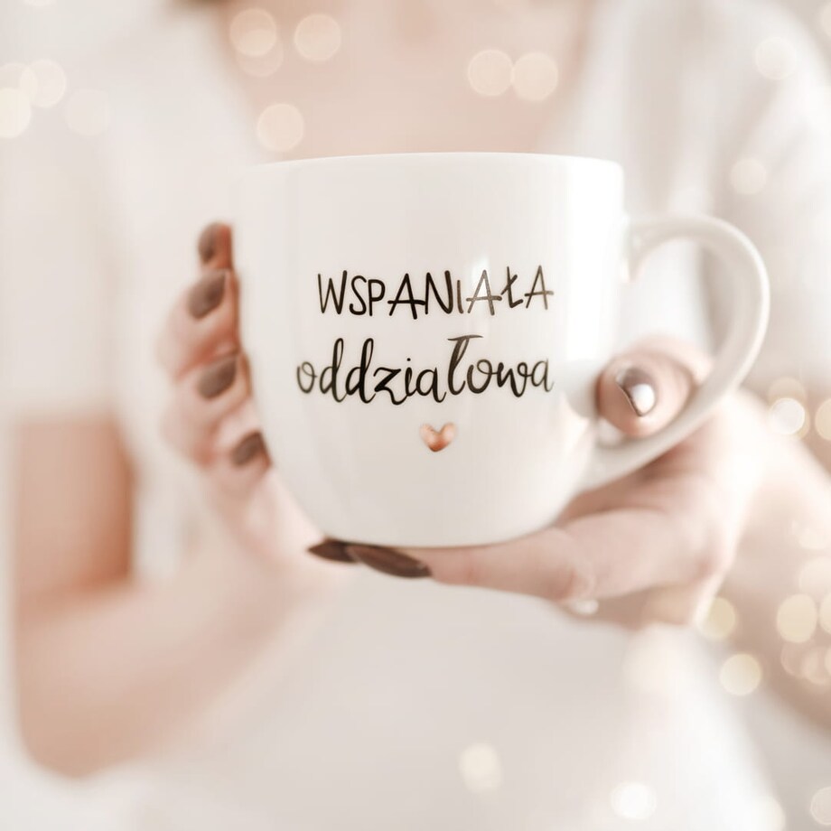 Biały kubek porcelanowy 300 ml „WSPANIAŁA oddziałowa" ze złotym sercem - prezent dla pielęgniarki oddziałowej, na Dzień Pielęgniarki, awans, jubileusz