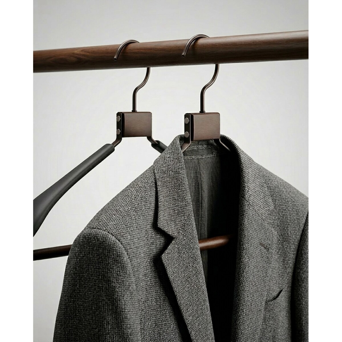 Zestaw 4 drewnianych wieszaków na ubrania SHP SOLID czarny