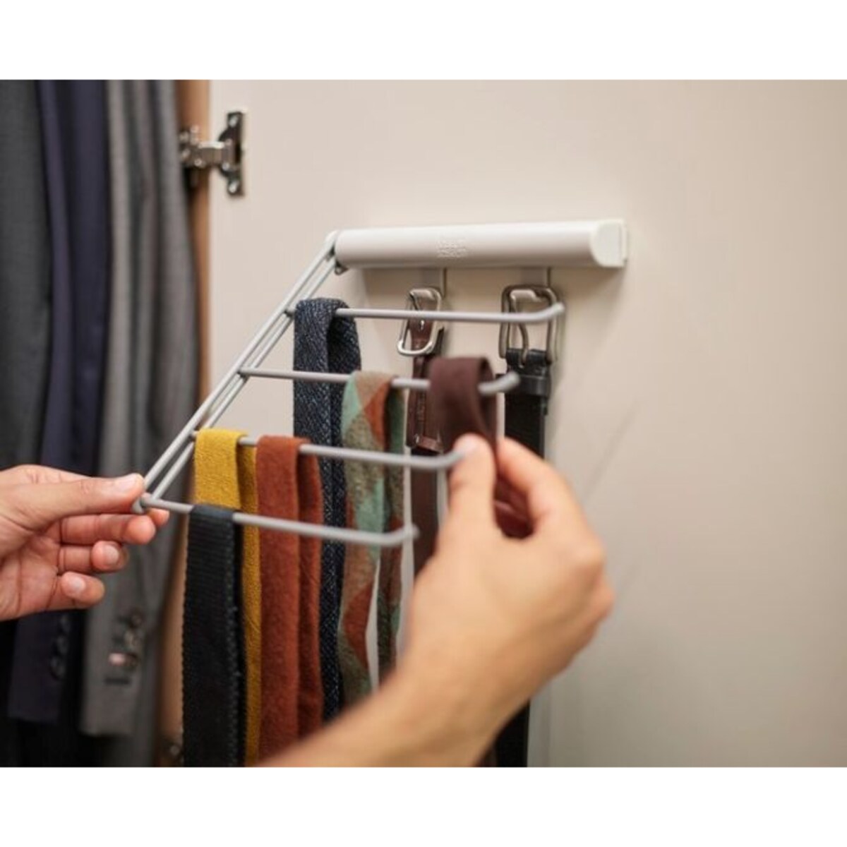 Wieszak na akcesoria i paski Orderly Joseph Joseph