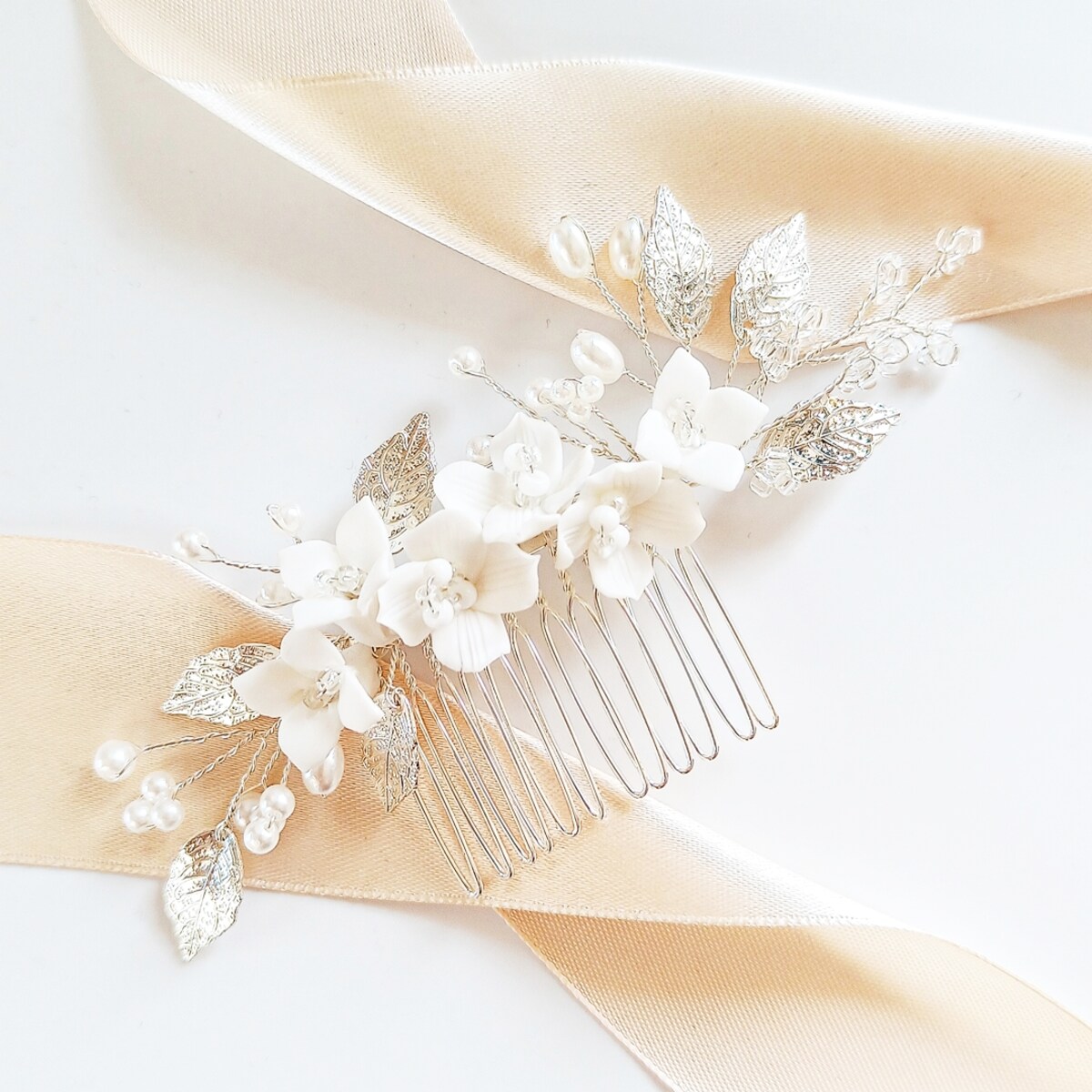 Delikatny grzebyk srebrny z kwiatami białymi gałązka perełki na ŚLUB