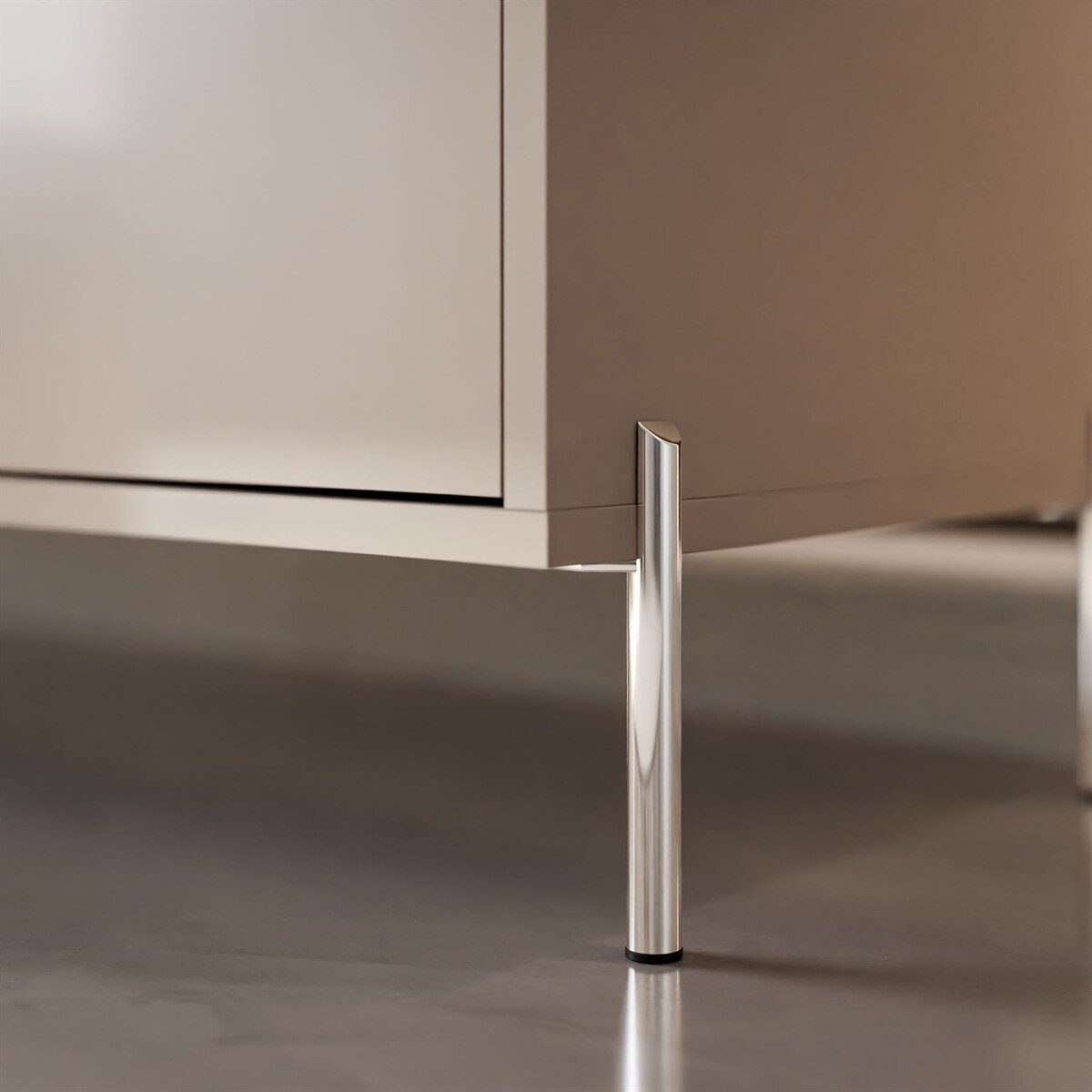 Trzydrzwiowa komoda SANAYI na wysokich, prostych, srebrnych nóżkach, kaszmir połysk