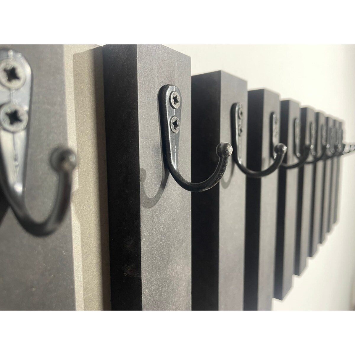 Drewniany wieszak na klucze Lamele 60cm czarny