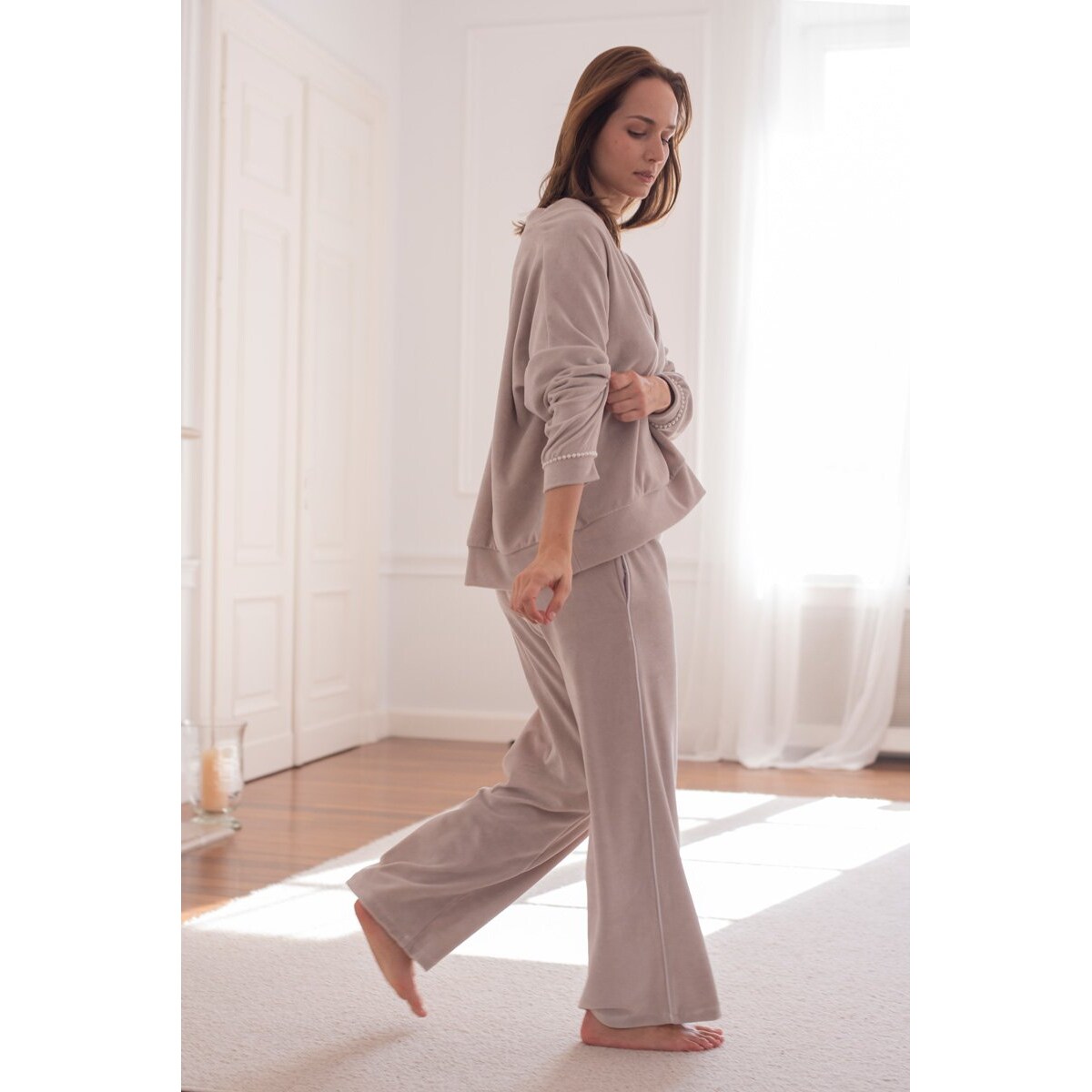 Welurowy zestaw beżowa bluza z perełkami przy mankietach i spodnie - S/M