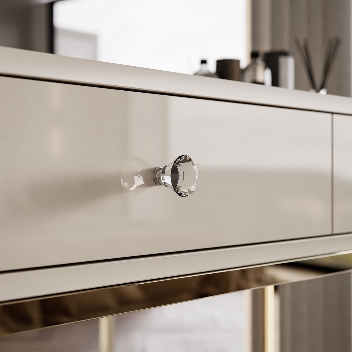 Konsola BLANCO GLAMOUR KASZMIR na złotym chromowanym stelażu, uchwyt biały kryształ