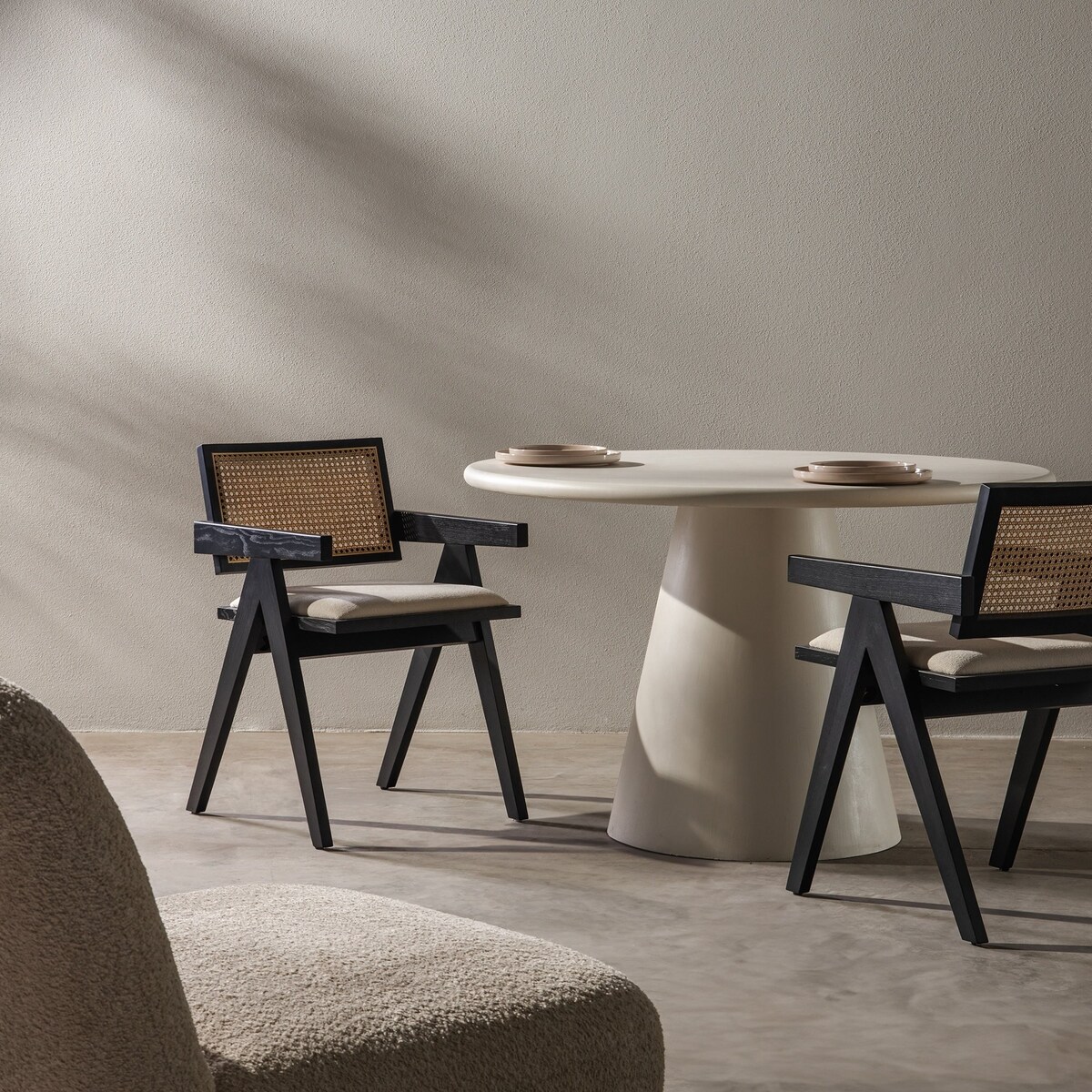 Krzesło z podłokietnikami, miękkie siedzisko, KIEMER - III czarne