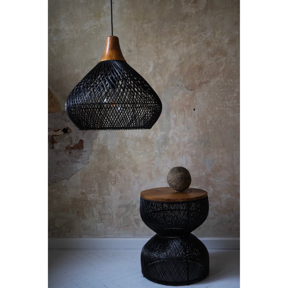 Rattanowa lampa z drewnem teakowym BAND w rozmiarze M - czarna