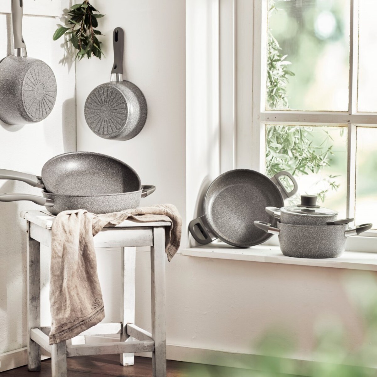 Głęboka patelnia granitowa z 2 uchywtami i pokrywką Ballarini Murano - 24 cm