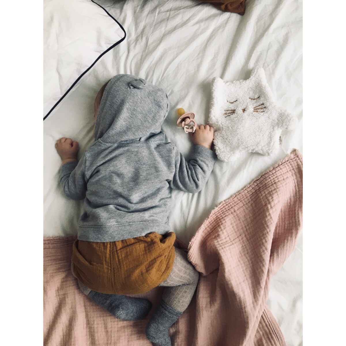 Zawieszka do smoczka/przytulanka kotek dusty pink