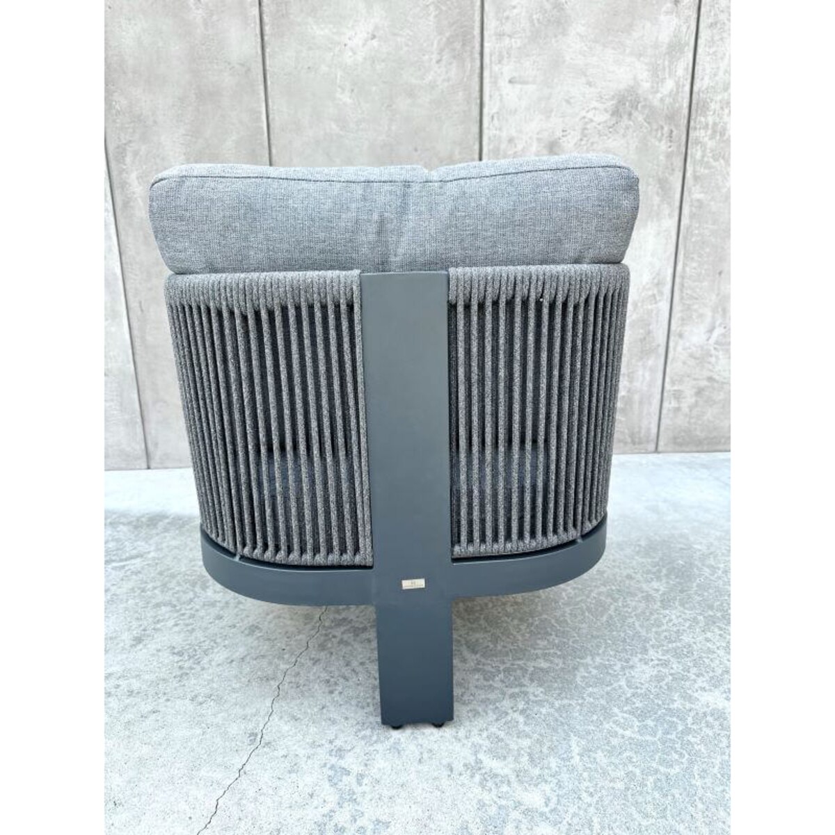 ALUMINIOWY FOTEL LEONE W KOLORZE SZARYM