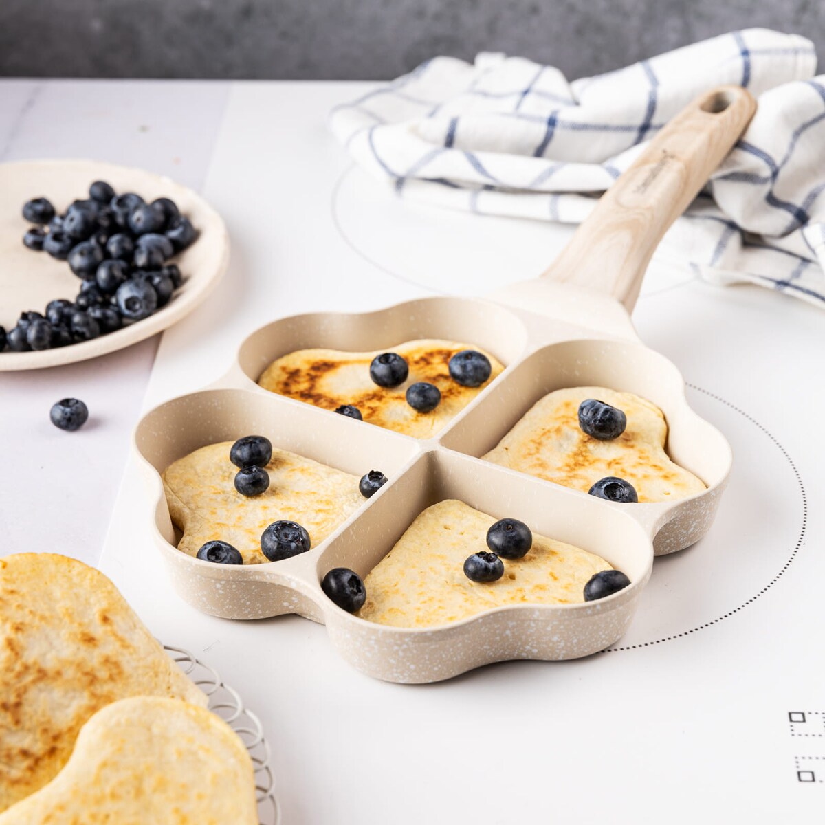 Patelnia marmurkowa 4 w 1 serca do naleśników jajek placków pancake 19x19cm BEŻOWA KLAUSBERG