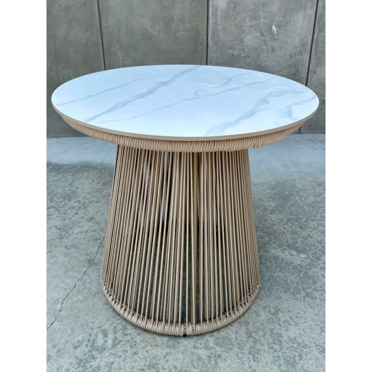 ALUMINIOWY STOLIK AZZURRA W KOLORZE SZAMPAŃSKIM