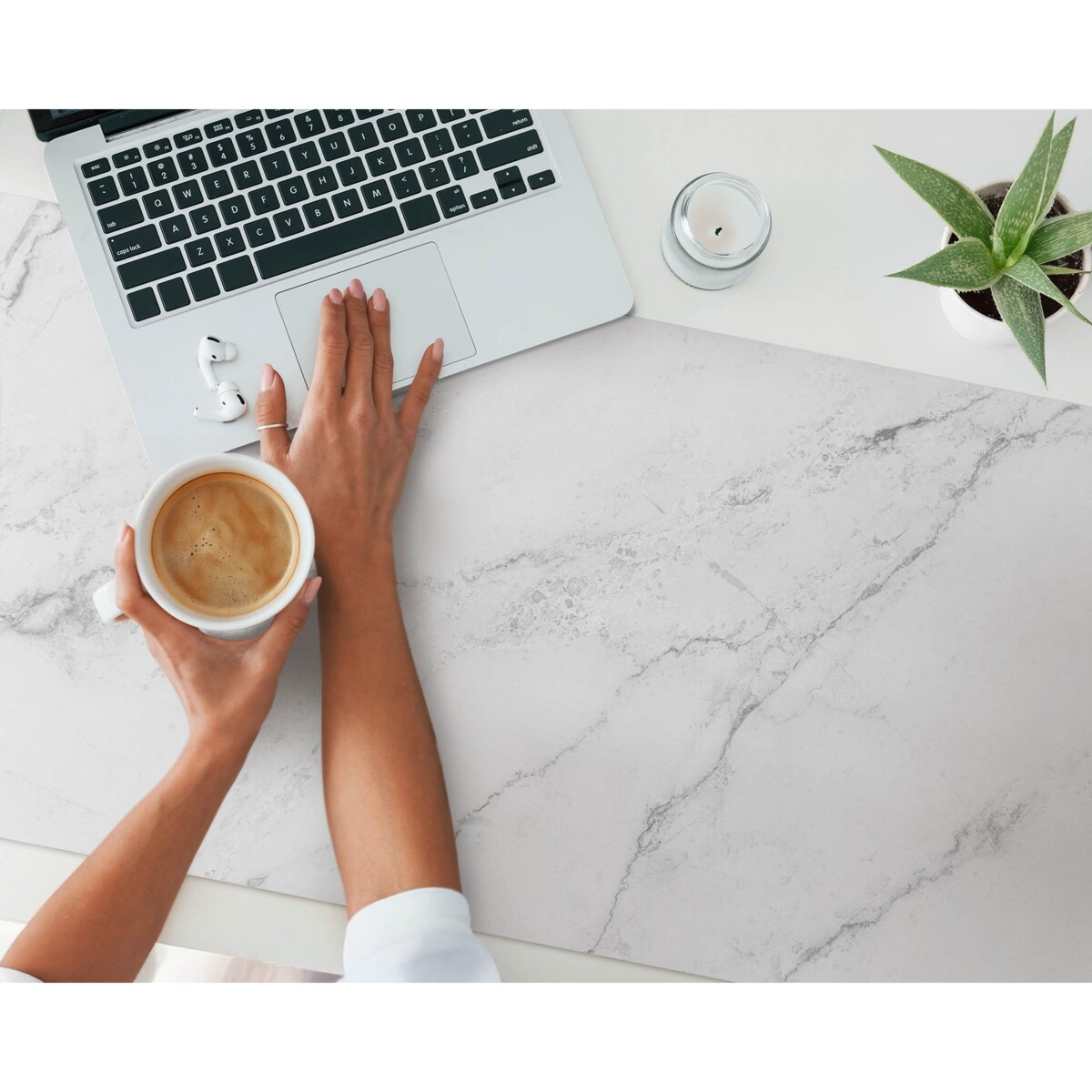 Biała mata na biurko Marmurowe żyłki, 120x60 cm