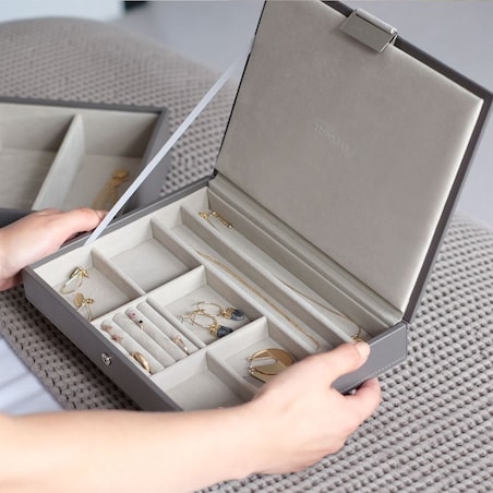 Szkatułka na biżuterię Stackers classic szaro-beżowa z pokrywką