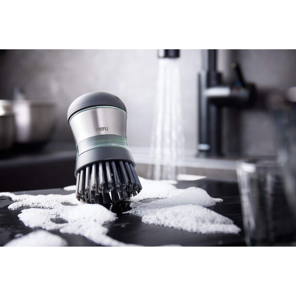 Szczotka do mycia z pojemnikiem na płyn SWIFT