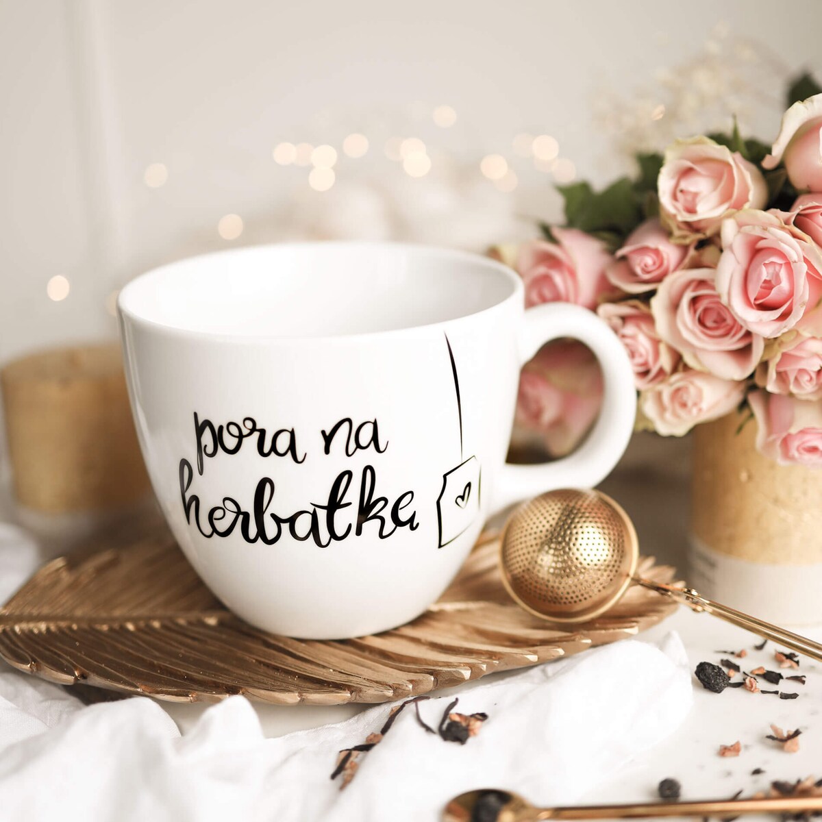 Biały kubek porcelanowy 1 litra - napis pora na herbatkę na urodziny dla miłośników herbaty